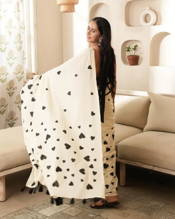 Ivory_Cotton_Heart_H_Block_Printed_Mul_Saree_With_Tassels_For_Women